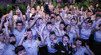 Alunos dos colégios militares recebem cartões do Bolsa Uniforme